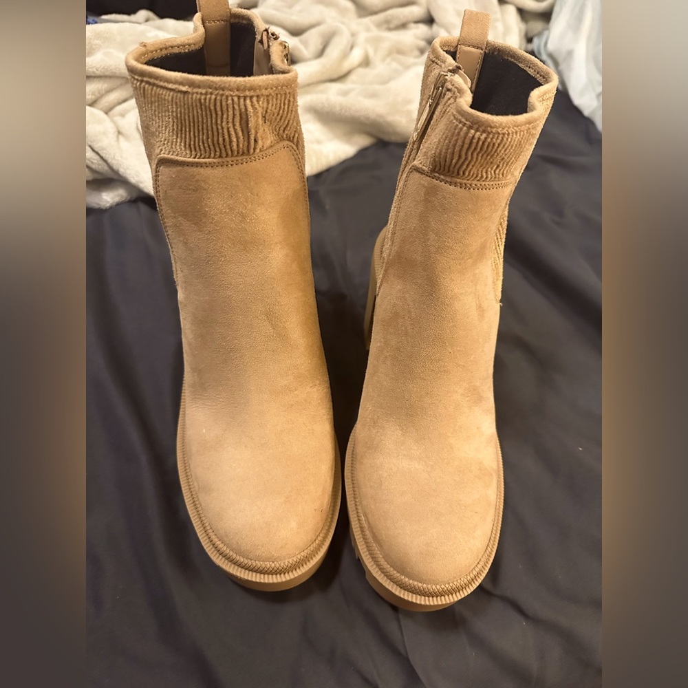 Never worn shoes, tried one of them on one foot but other than that brand new